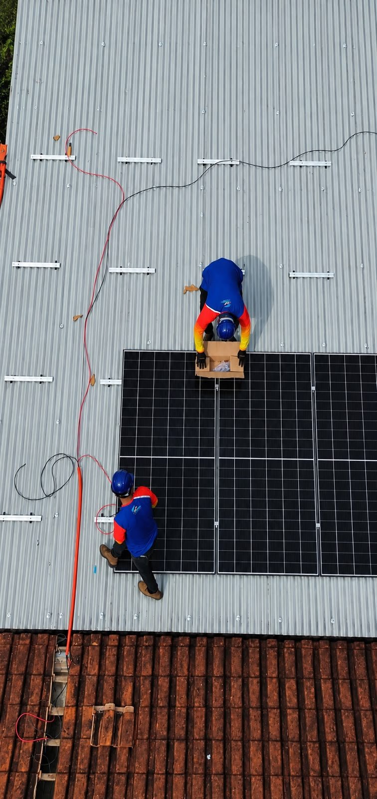 Instalação de painéis solares pela equipe JS Energy